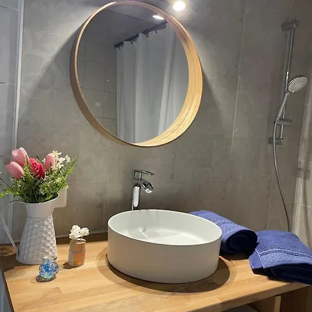 A 300m De La - Ideal Marche De Noel * 르발카레스